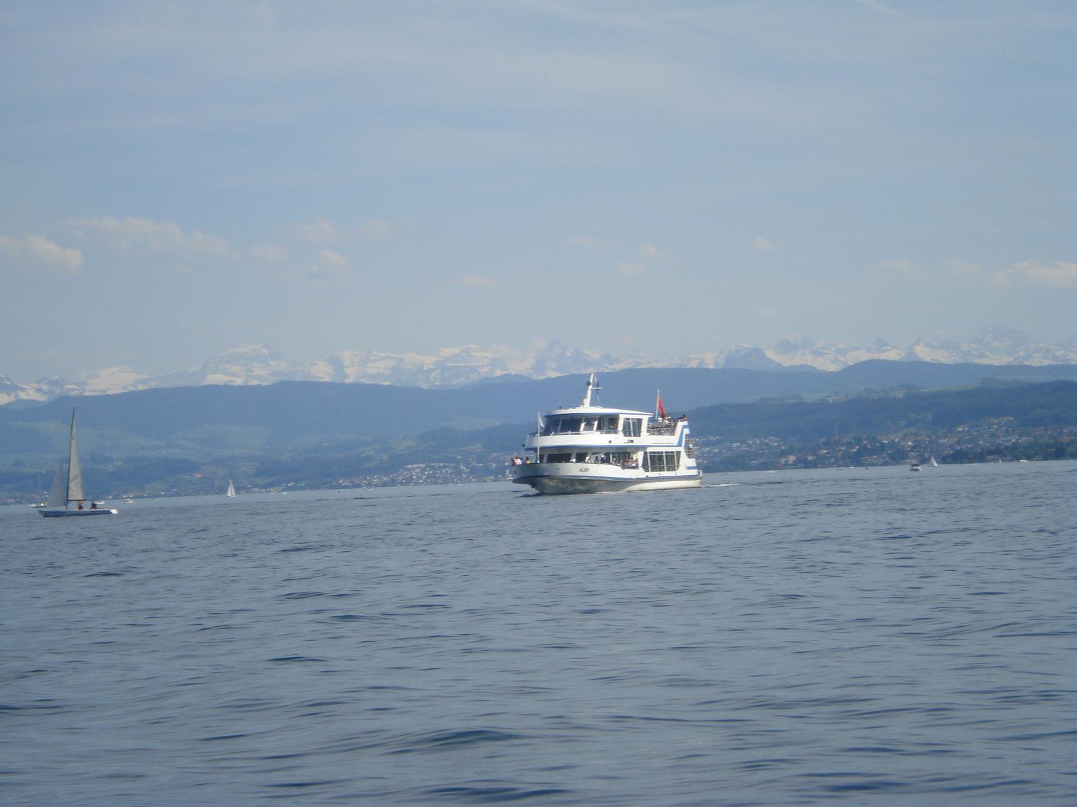 озеро Цюриха. You can rent a boat in Zurich, on Zurich lake