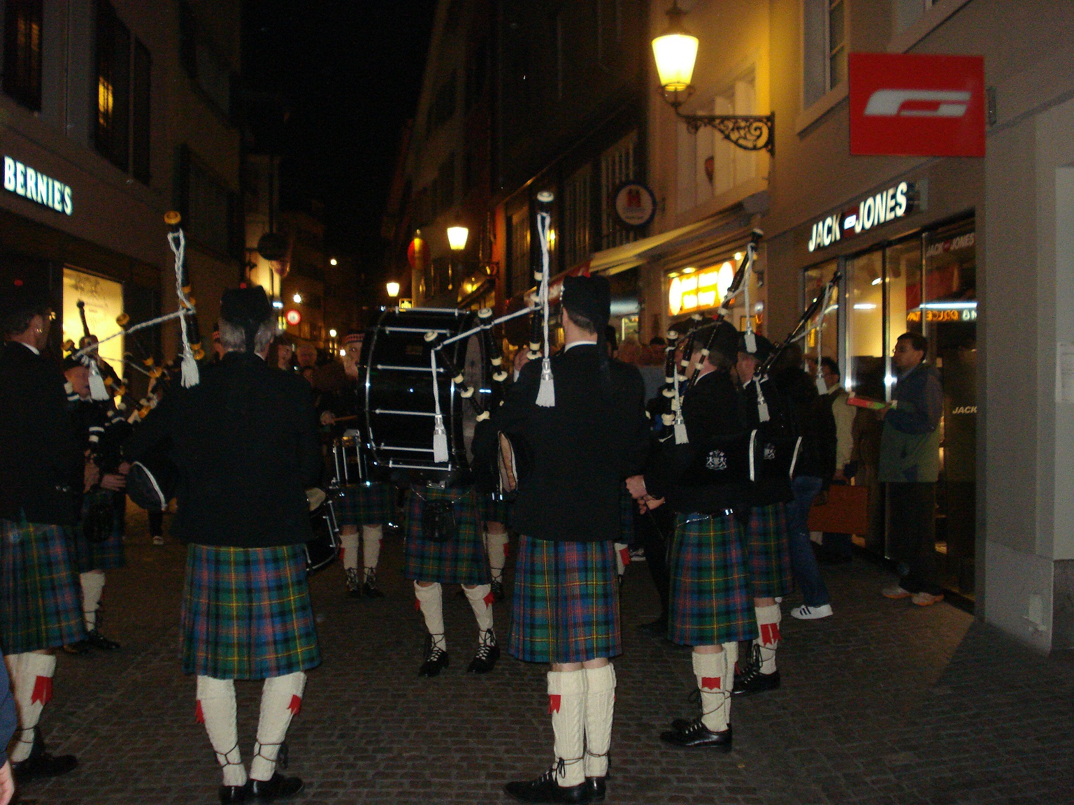 Шотландский праздник Цюрих, шотландский бар в Цюрихе, гид по барам Цюри